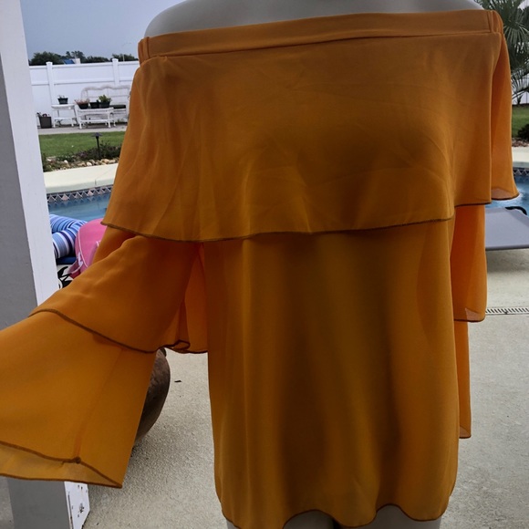 Off the shoulder, tiered sleeve blouse. Size 1X - Picture 2 of 4